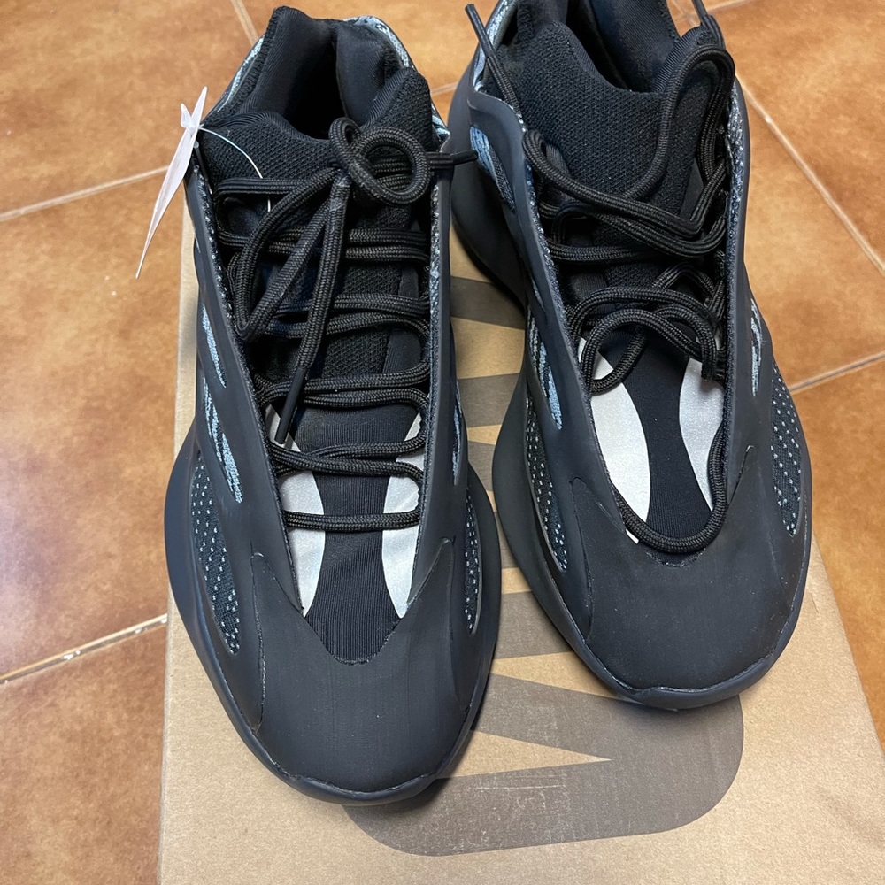 Yeezy 700 V3 - Picture 4 of 4